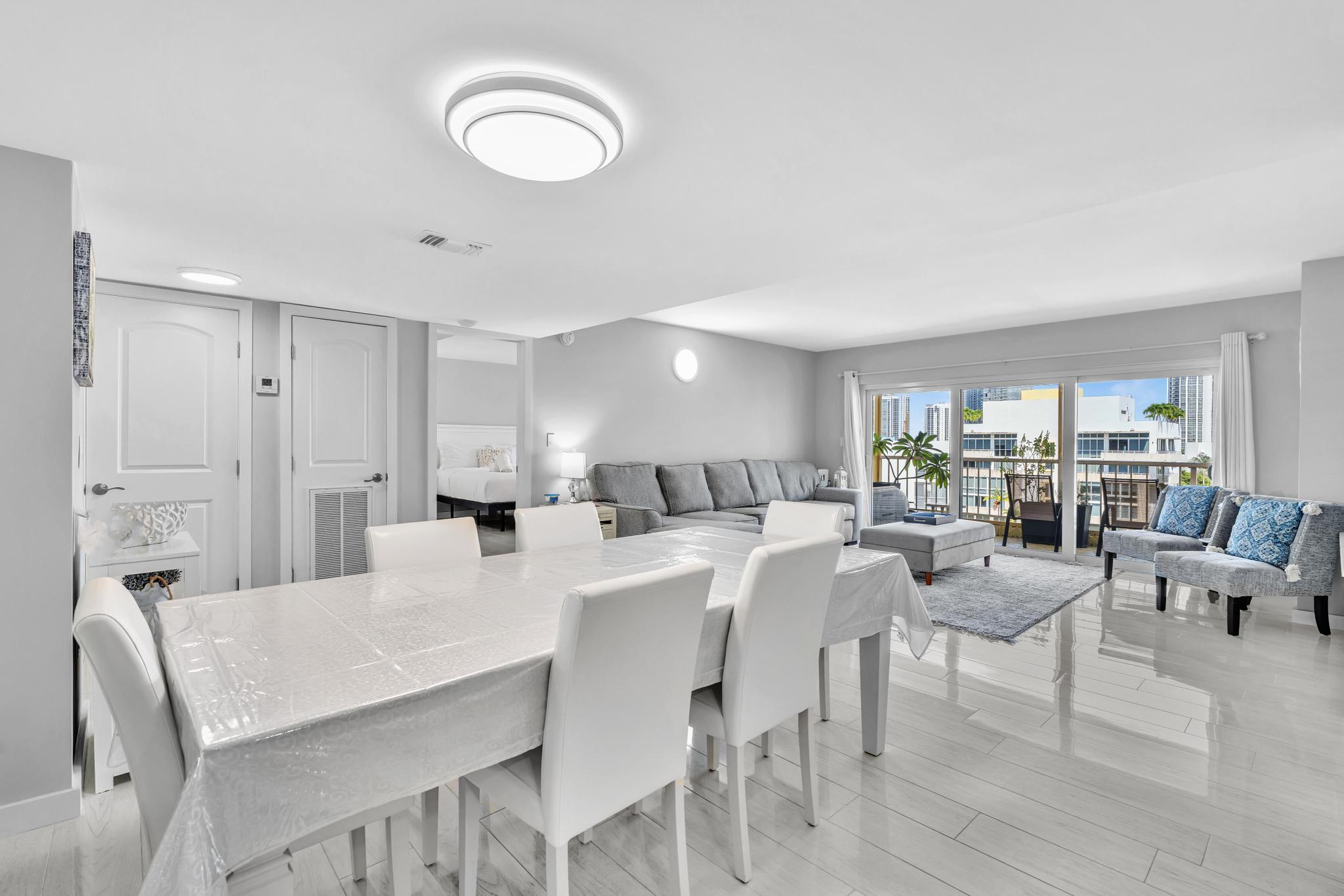 Sunny Isles Gem/ 2BR Modern Condo + Free Parking/ 712