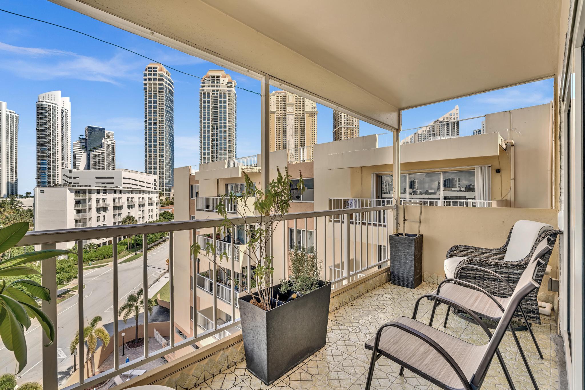 Sunny Isles Gem/ 2BR Modern Condo + Free Parking/ 712