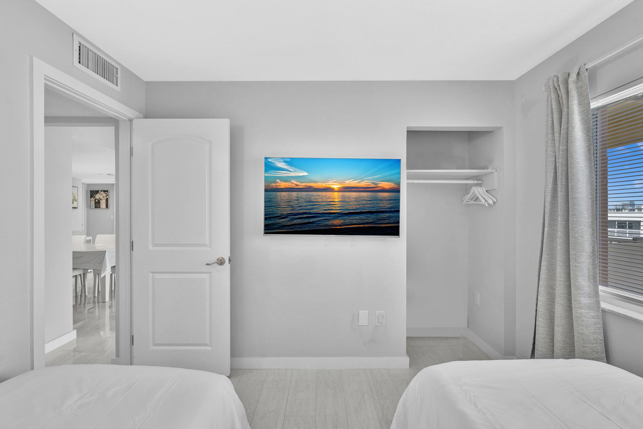 Sunny Isles Gem/ 2BR Modern Condo + Free Parking/ 712