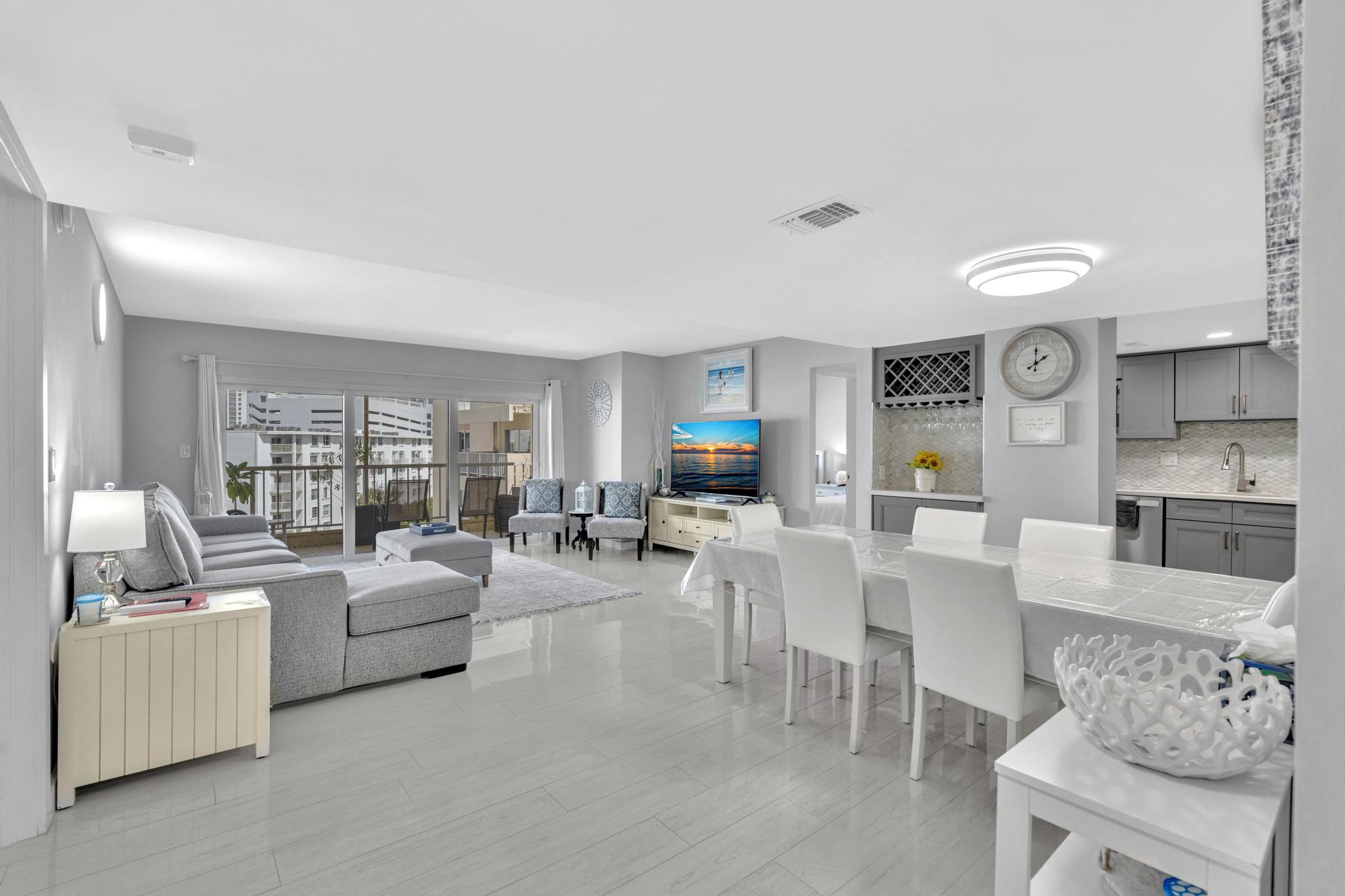 Sunny Isles Gem/ 2BR Modern Condo + Free Parking/ 712