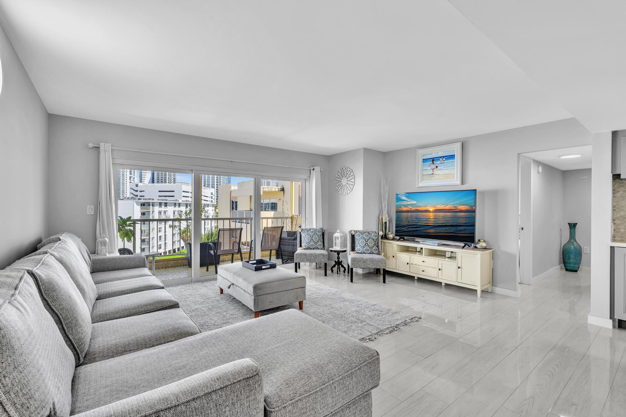 Sunny Isles Gem/ 2BR Modern Condo + Free Parking/ 712
