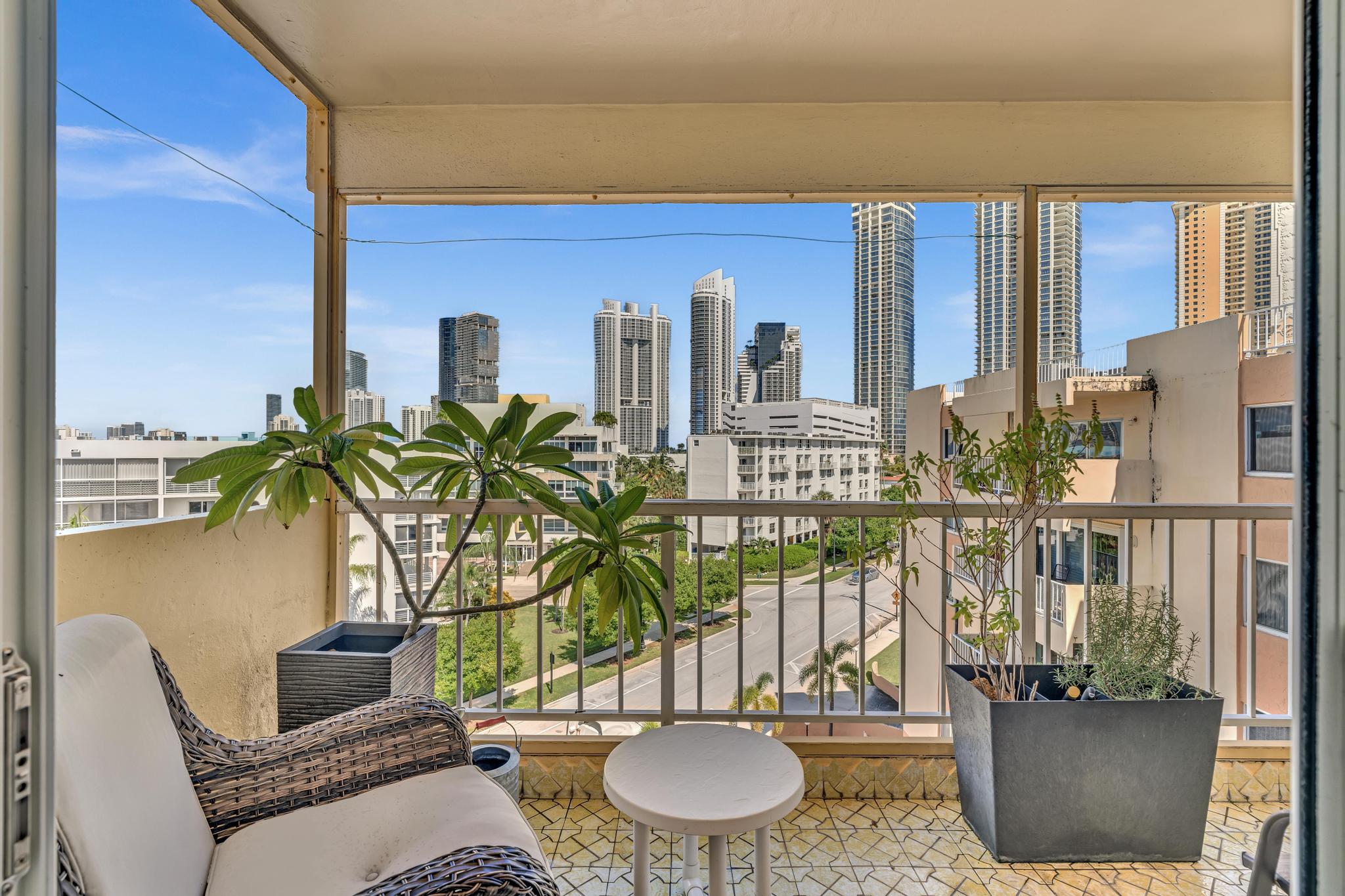 Sunny Isles Gem/ 2BR Modern Condo + Free Parking/ 712