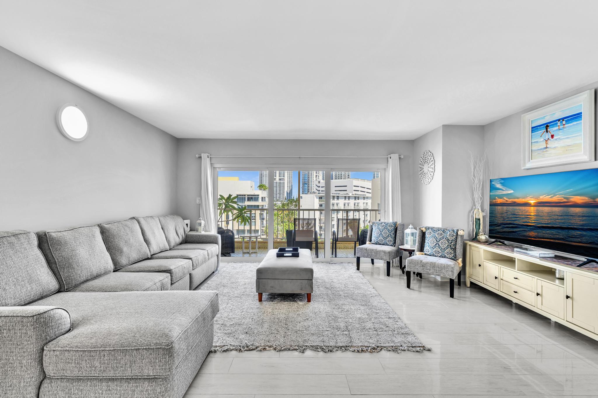 Sunny Isles Gem/ 2BR Modern Condo + Free Parking/ 712