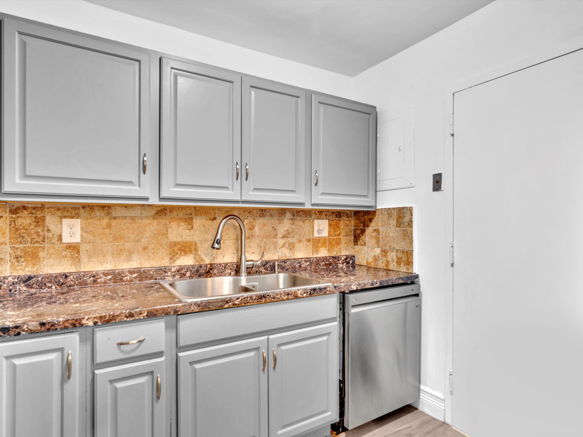 Bright 1BR Apt w/ Balcony • 5 Min Walk to Beach/403