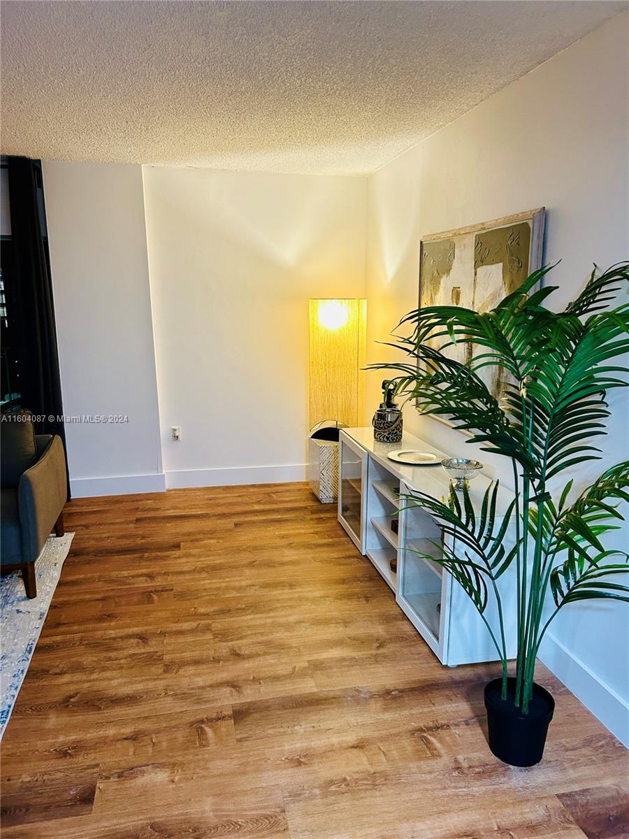 Beachside Escape in Sunny Isles – 2BR + 1Free Parking/701