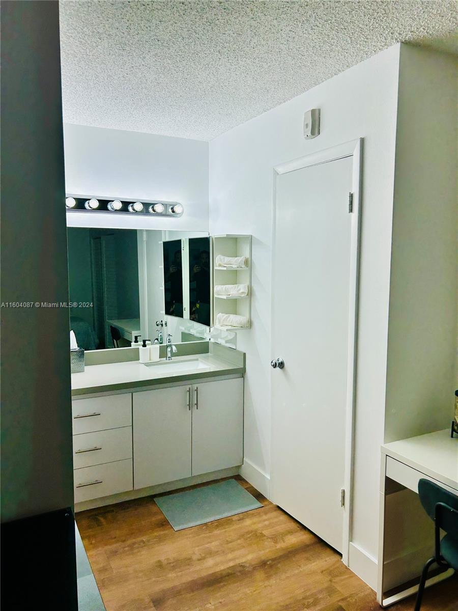 Beachside Escape in Sunny Isles – 2BR + 1Free Parking/701