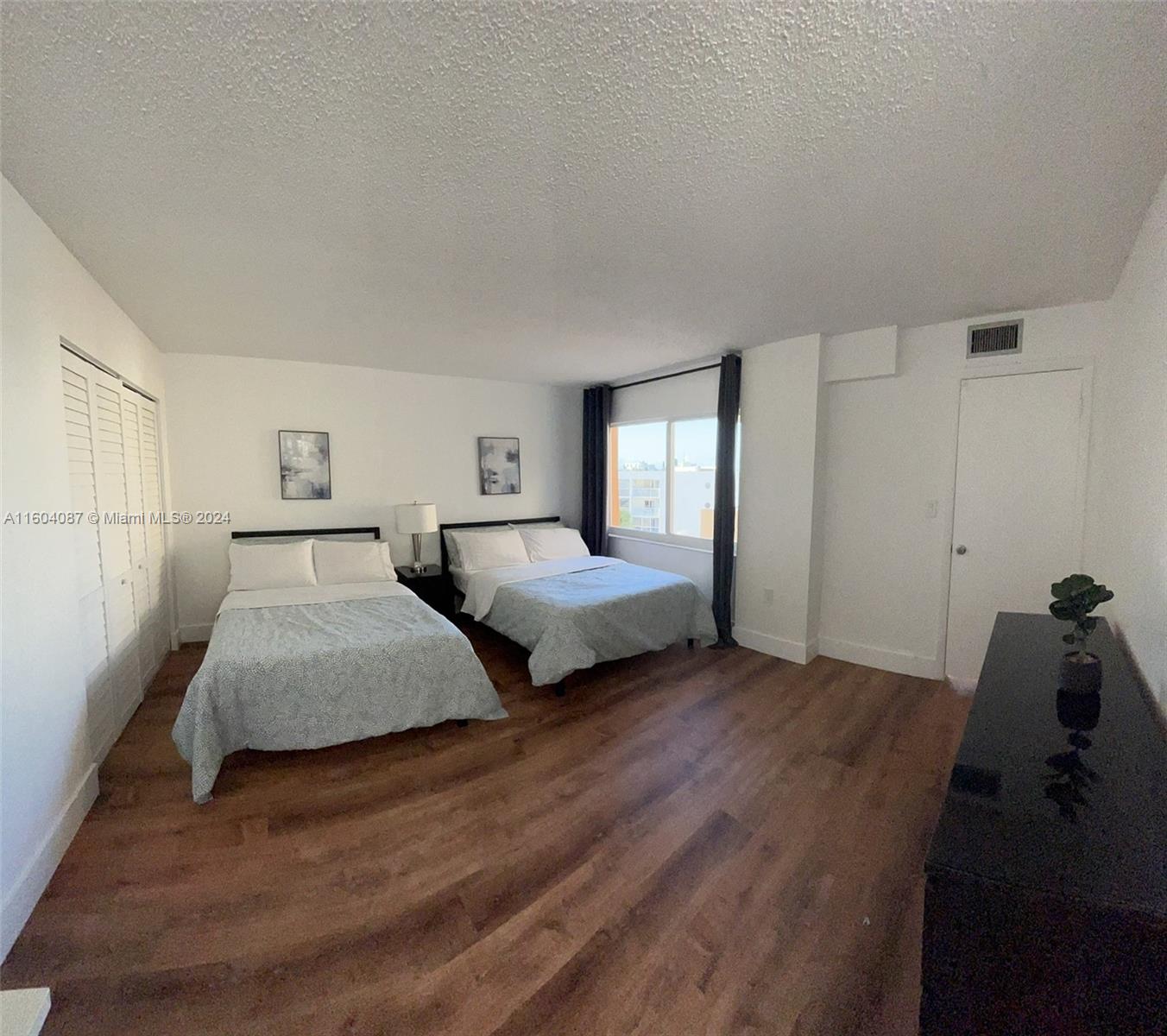 Beachside Escape in Sunny Isles – 2BR + 1Free Parking/701